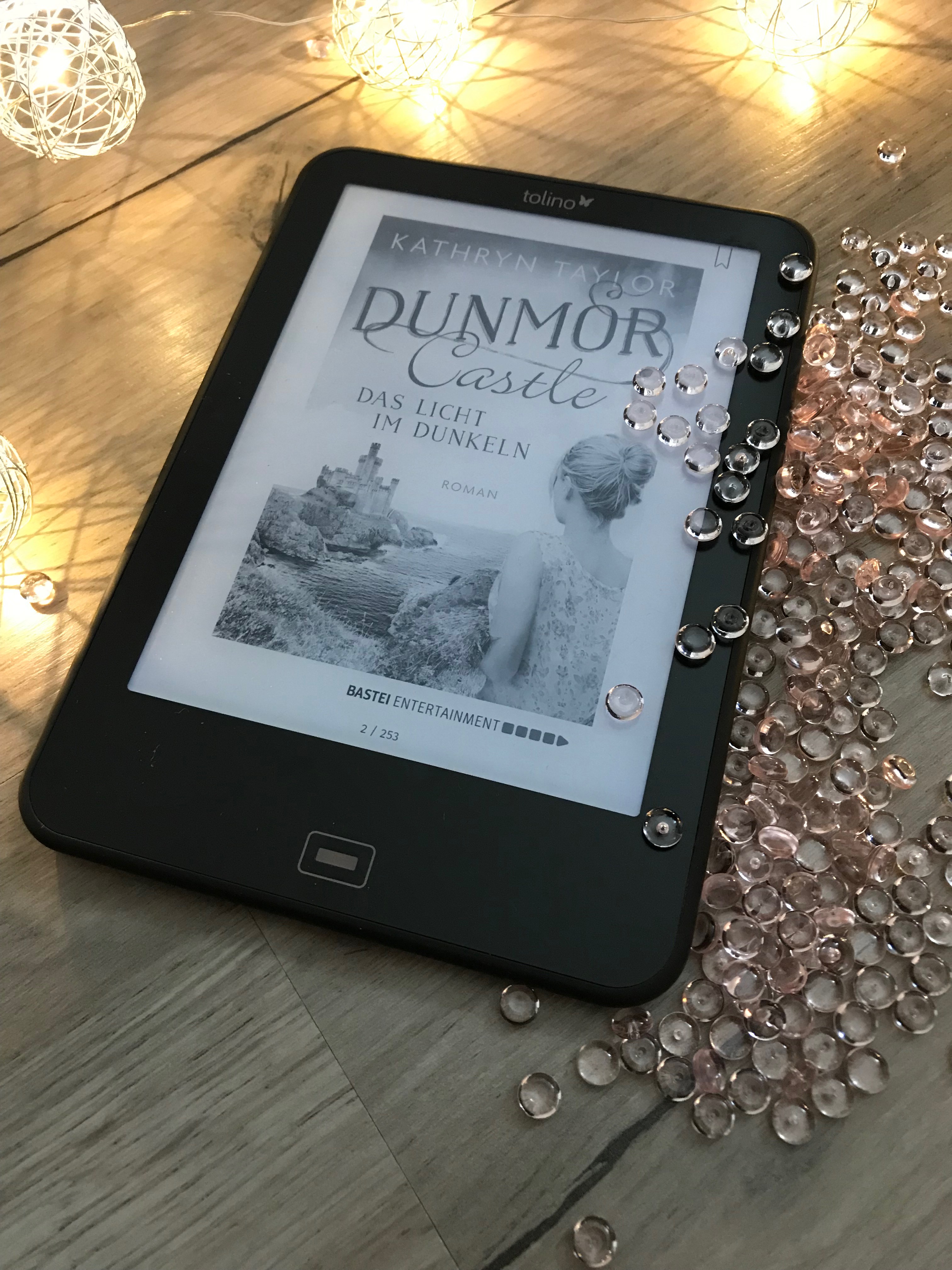 Rezension // Kathryn Taylor – Dunmor Castle – Das Licht im Dunkeln (Dunmor Castle #1 )